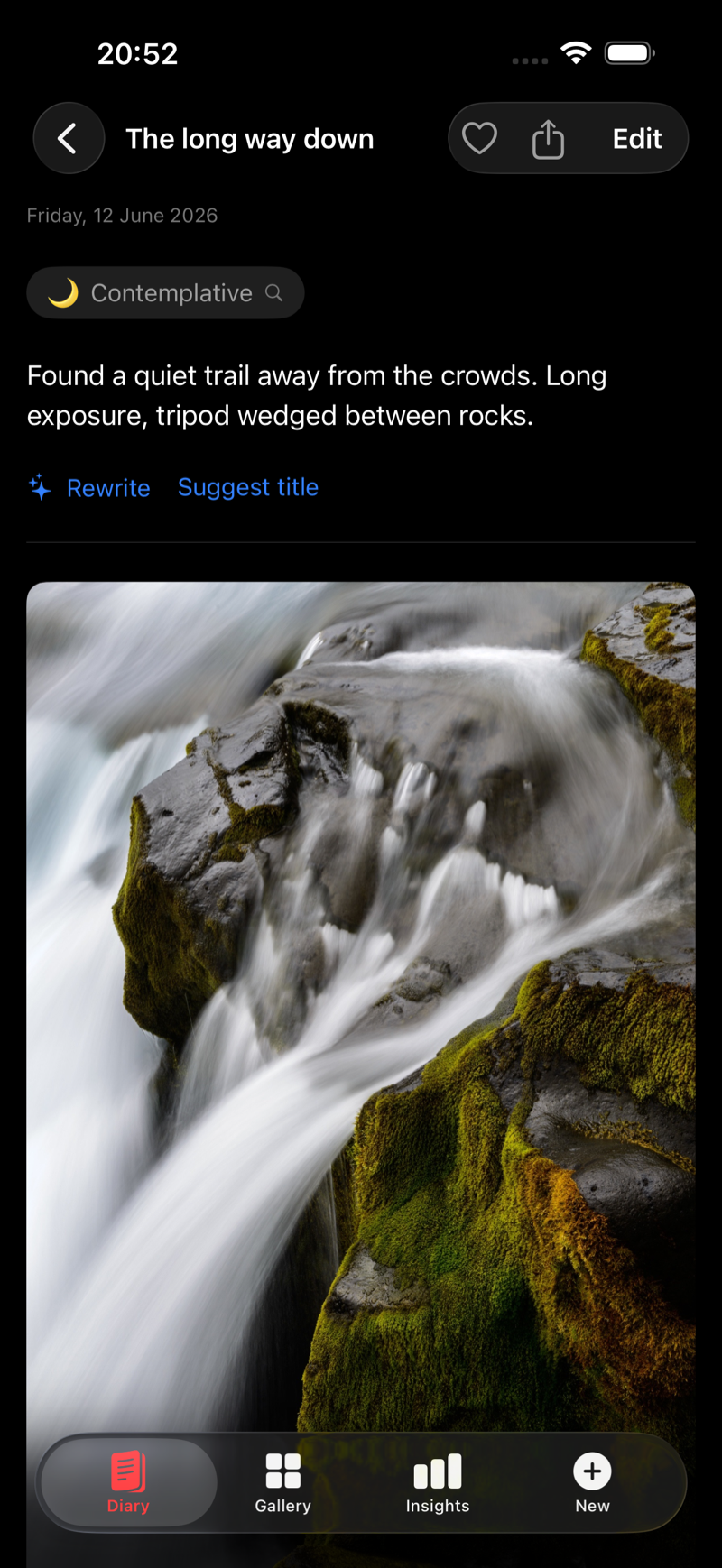 Diario di Luce entry detail — a long-exposure waterfall with notes and AI writing tools